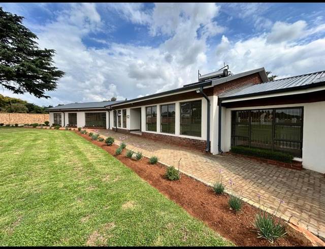 7 BEDROOM HOUSE FOR SALE IN SONNEVELD